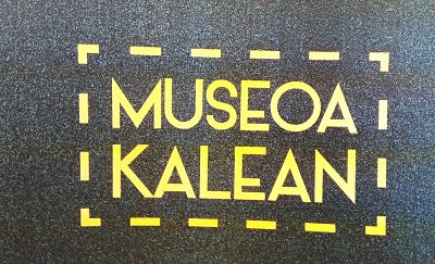 El Museo de la Industria Armera de Eibar ha comenzado a pintar las primeras señaléticas en el marco de la iniciativa Museoa Kalean
