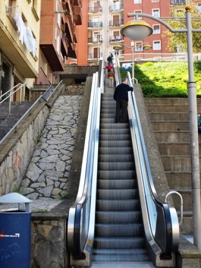El Departamento de Servicios Municipal realiza un seguimiento diario de los más de 40 tramos de escaleras mecánicas con las que cuenta Eibar